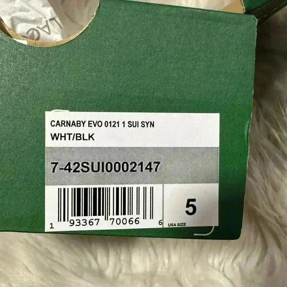 Lacoste‎ CARNABY EVO Size 5 White /Black Kids SNEAKERS
